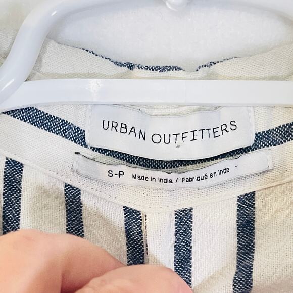 Urban Outfitters Button Down Shirt Womens Small White Gray Striped Embossed - Picture 11 of 11